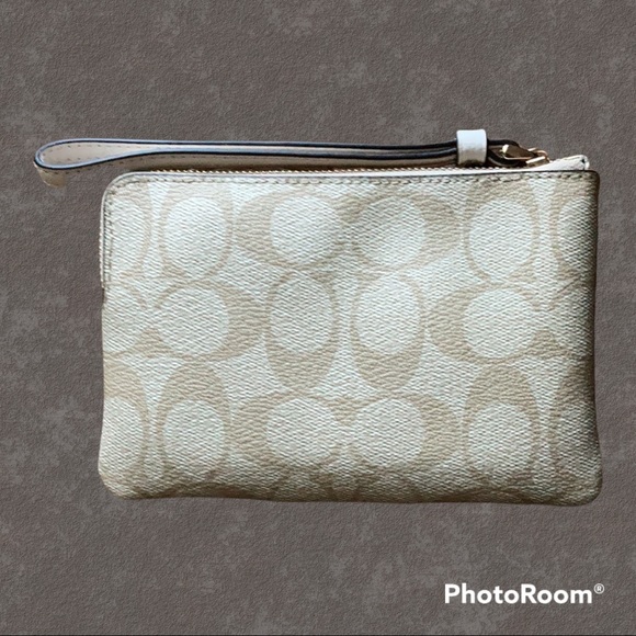 Coach Designer Zip Wristlet in Signature Canvas! - Picture 2 of 6